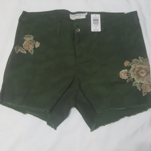 torrid Pants - Torrid Floral Camo Twill Shorts sz 20